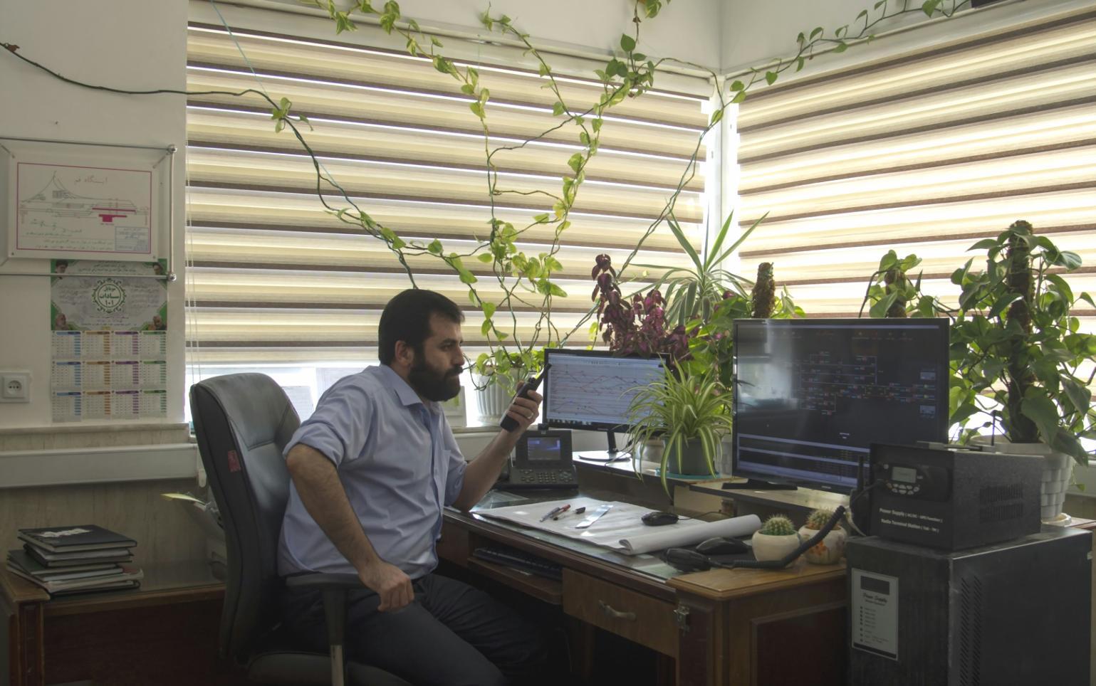 Finanzteam bei der Analyse von Budget-Workflows