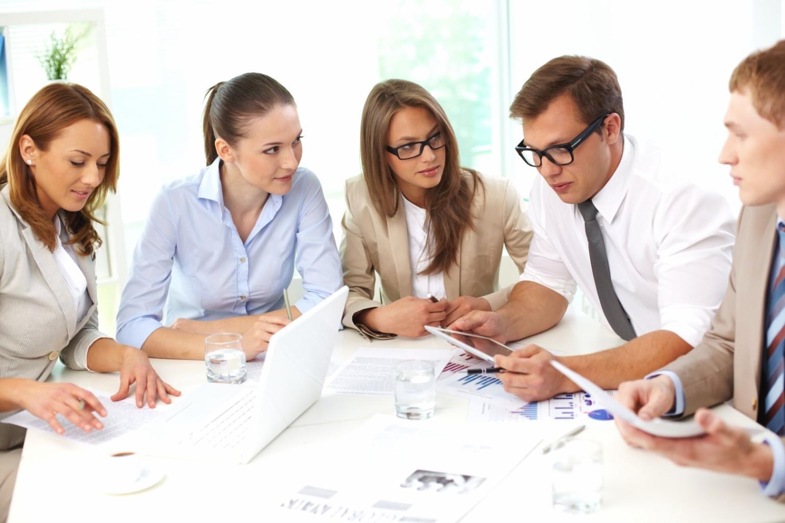 Moderne Budgetplanung am Arbeitsplatz mit digitalen Tools